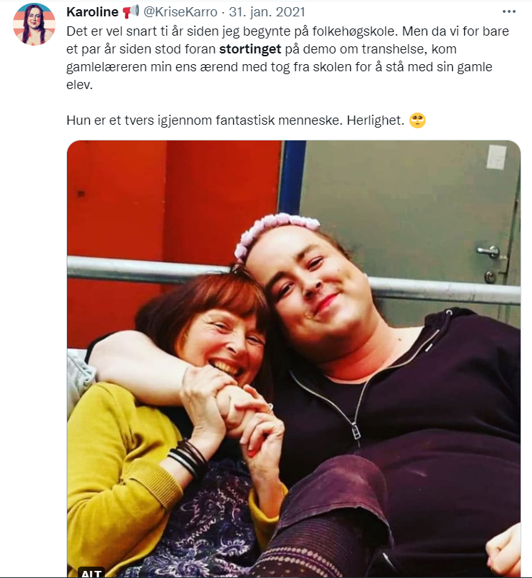 Skjermbilde av tweet med to smilende mennesker, det ene er Karoline og den andre er lærer Tove. Karoline mimrer til da Tove kom til Oslo for å være med henne på demonstrasjon. hun omtaler Tove som et fantastisk menneske. 